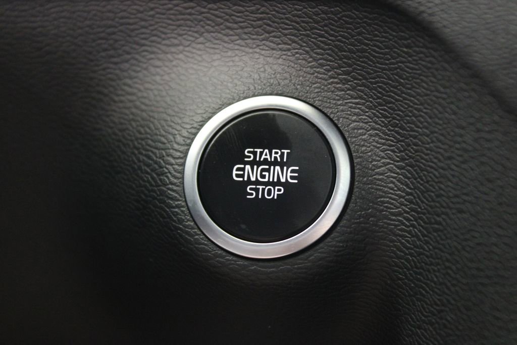 Used 2025 Volvo XC40 B5 Core AWD/4WD image 12