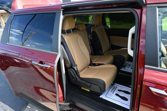 Used 2022 Kia Carnival EX FWD image 20