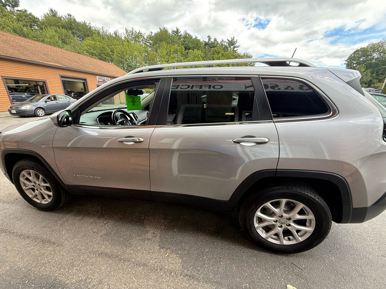 Used 2017 Jeep Cherokee Latitude w/ Comfort/Convenience Group image 4