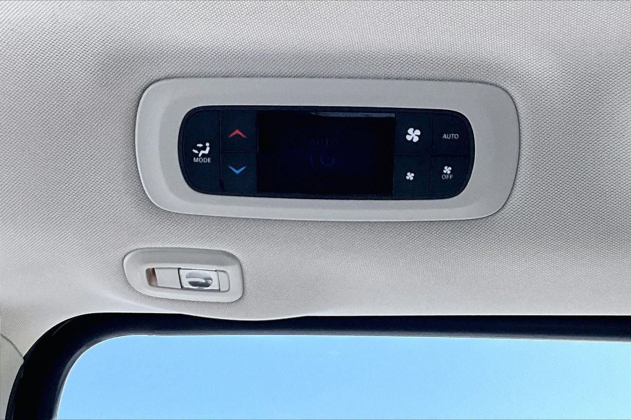 Used 2023 Chrysler Pacifica Limited FWD image 17