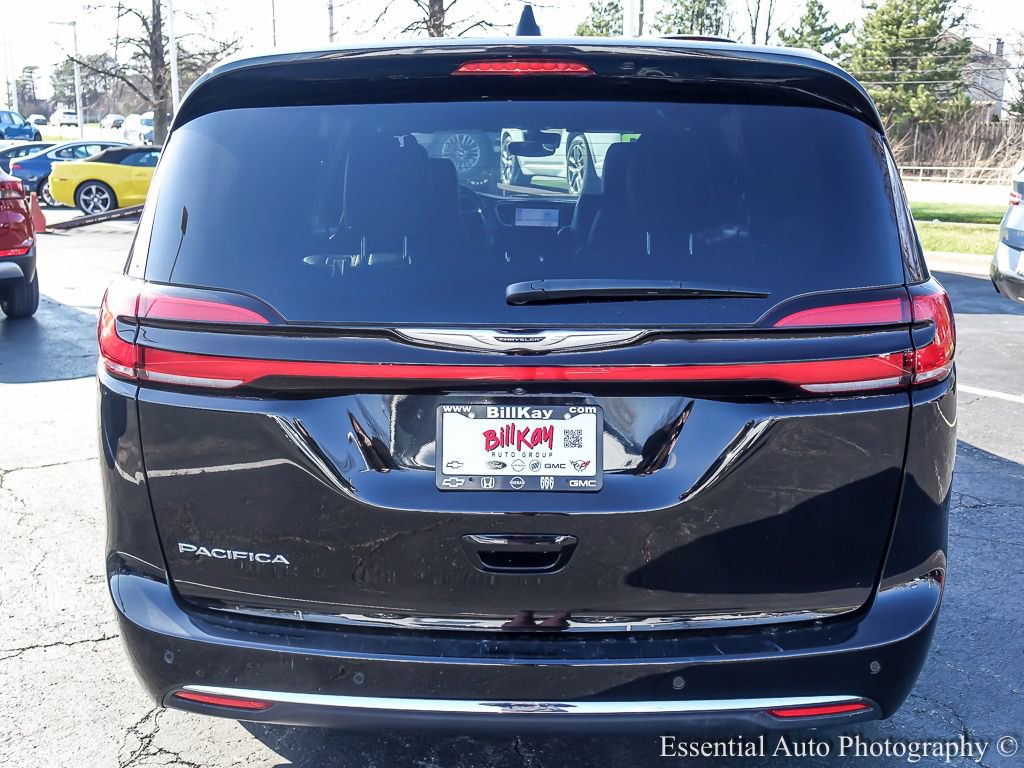 Used 2025 Chrysler Pacifica Select FWD image 9