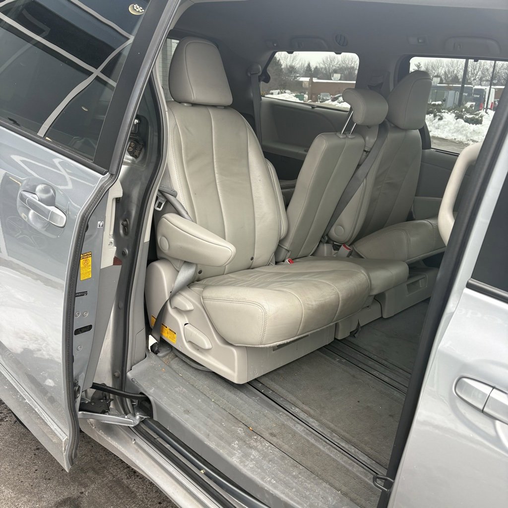 Used 2014 Toyota Sienna XLE image 16