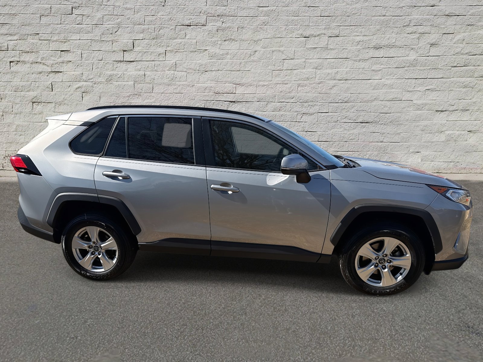 Used 2020 Toyota RAV4 XLE image 4