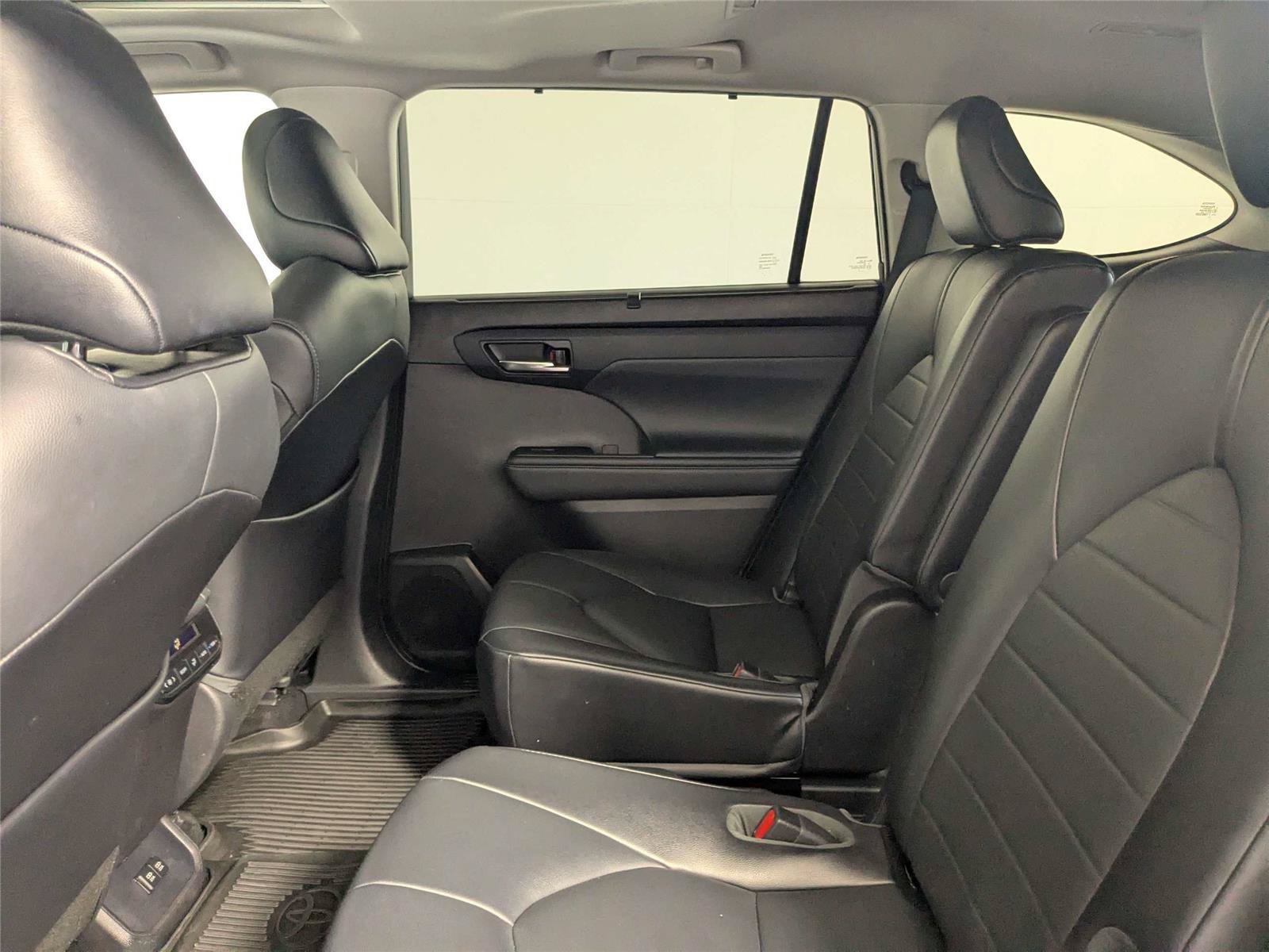 Used 2021 Toyota Highlander XLE FWD image 35
