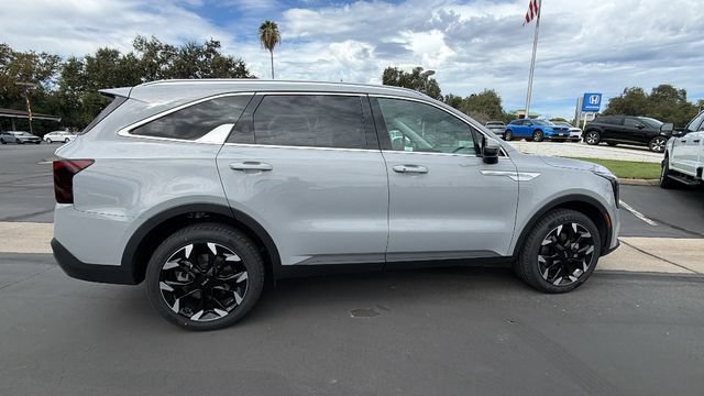 Used 2025 Kia Sorento EX w/ Panoramic Sunroof Package AWD/4WD image 3