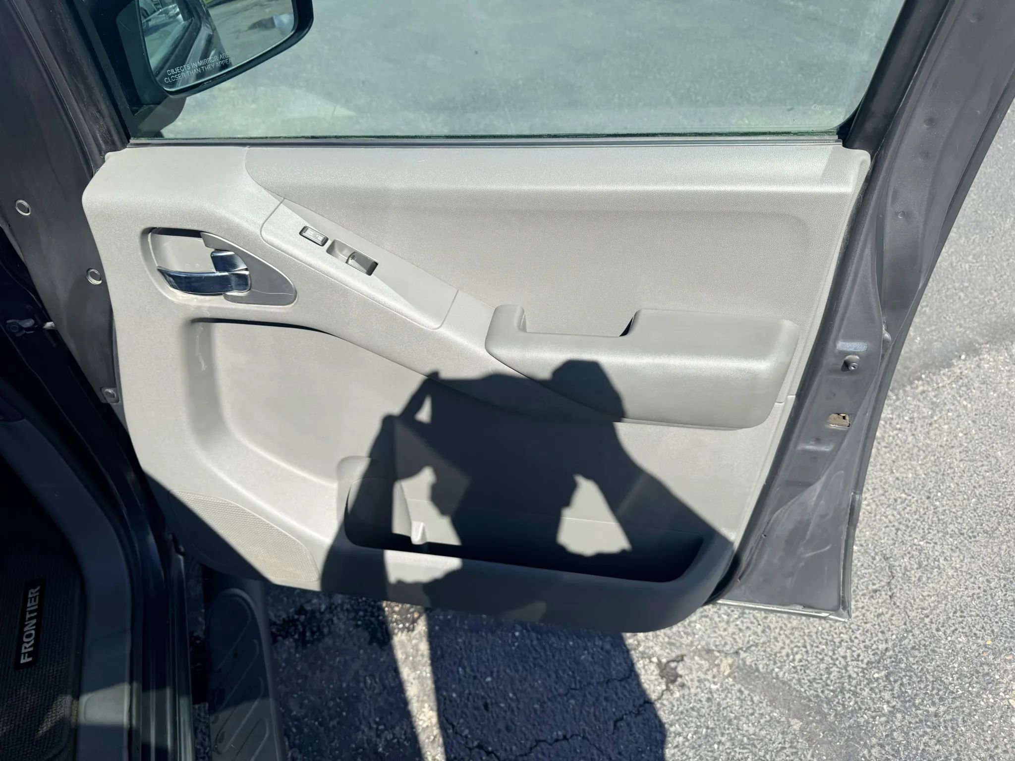 Used 2010 Nissan Frontier SE image 16