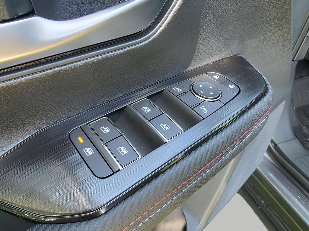 Used 2025 Nissan Kicks SR AWD/4WD image 13