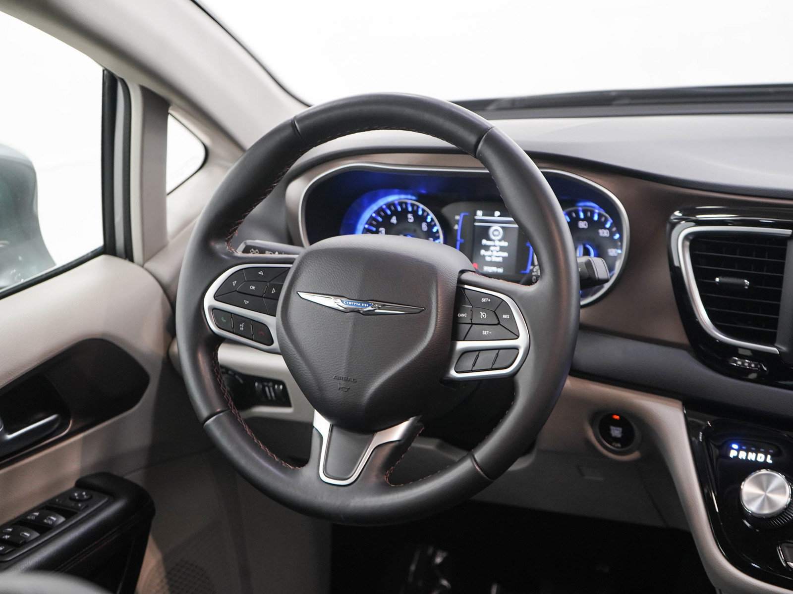 Used 2018 Chrysler Pacifica Touring-L FWD image 15