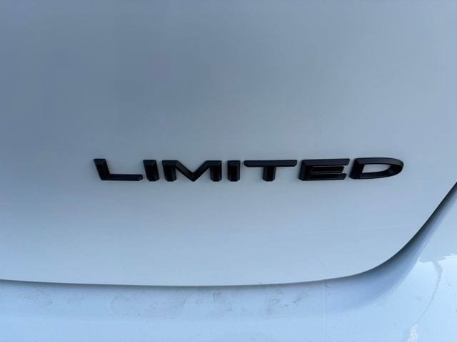 New 2026 Chrysler Pacifica Limited w/ Uconnect Theater Family Group FWD image 11