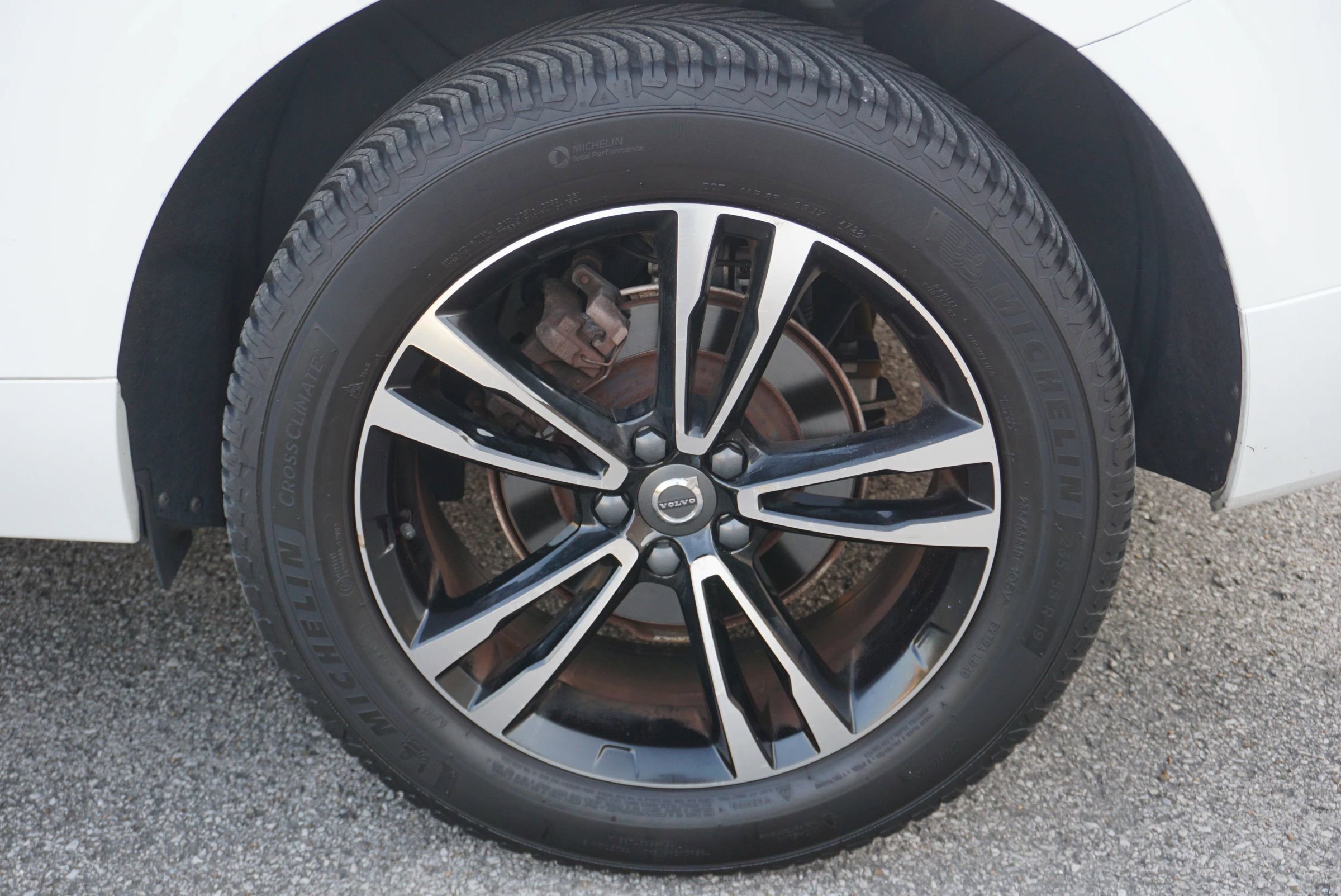 Used 2019 Volvo XC60 T5 Momentum w/ Multimedia Package image 9