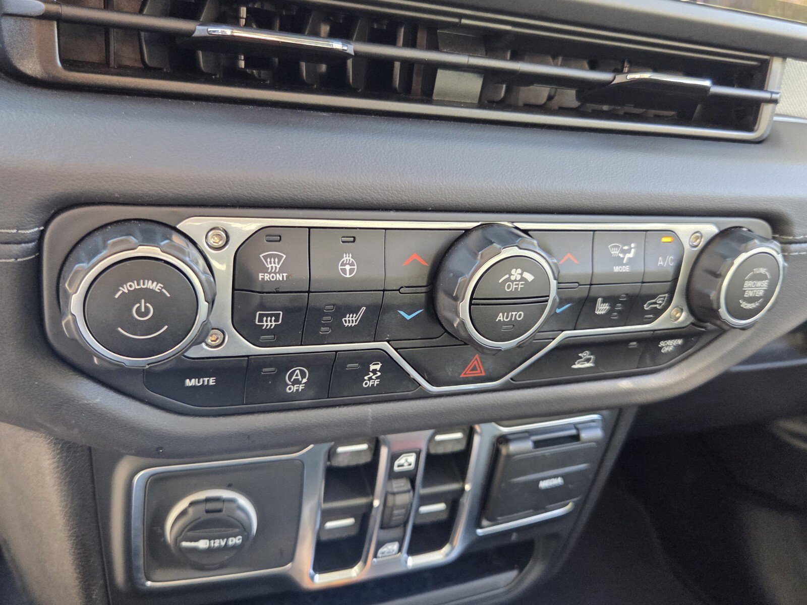 Used 2025 Jeep Wrangler Unlimited Sahara AWD/4WD image 29