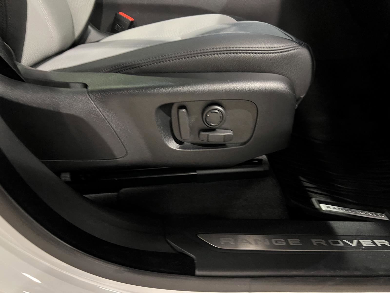 Used 2026 Land Rover Range Rover Velar Dynamic SE image 38