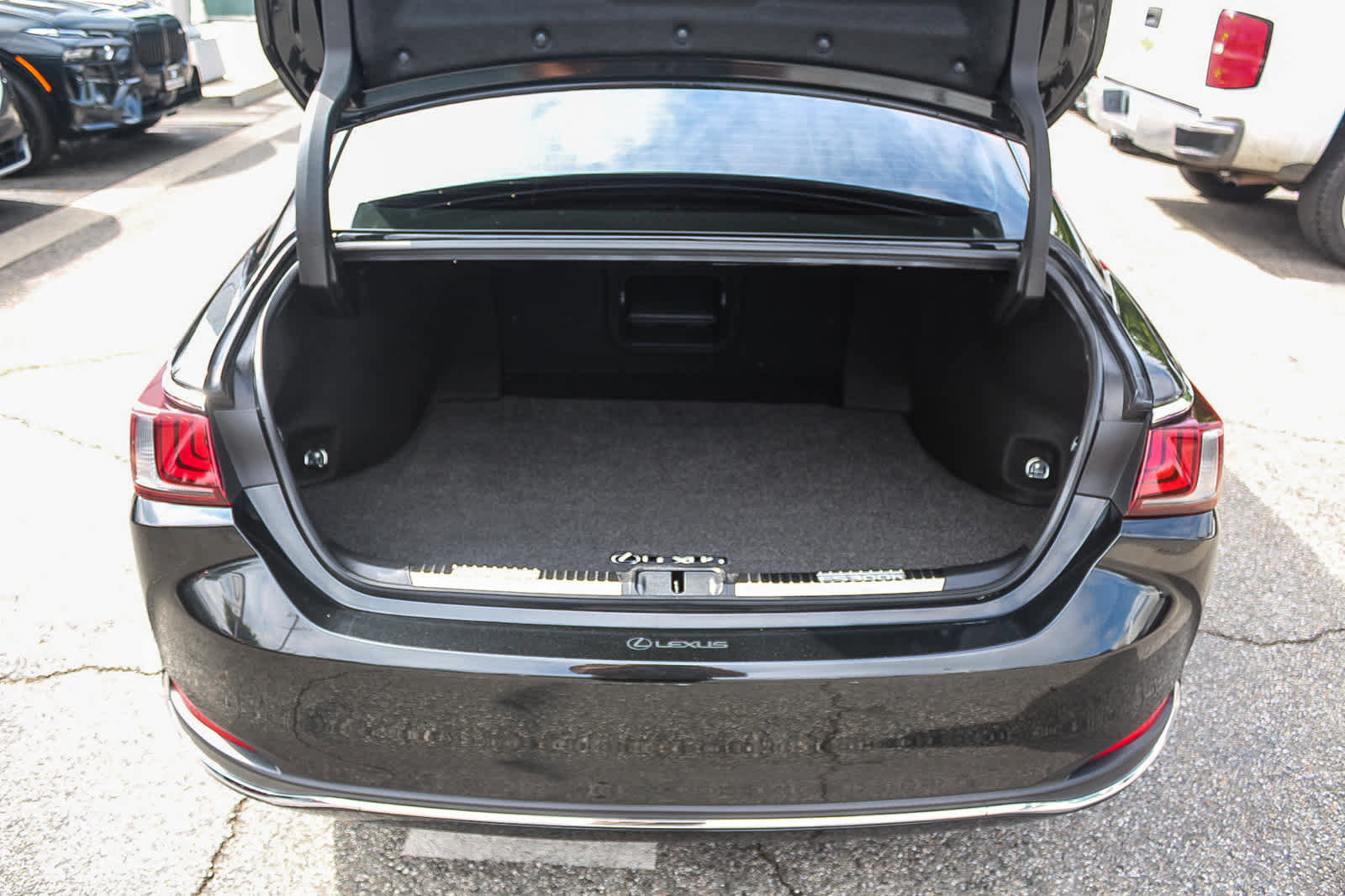 Used 2025 Lexus ES 300h w/ Premium Package image 32