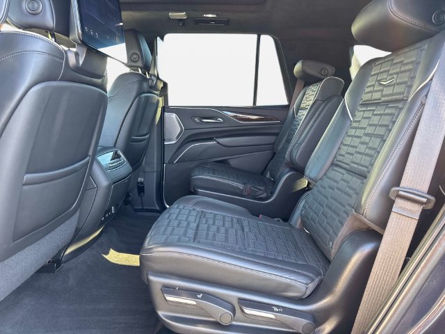 Certified 2022 Cadillac Escalade Sport Platinum w/ Heavy-Duty Trailer Package AWD/4WD image 11