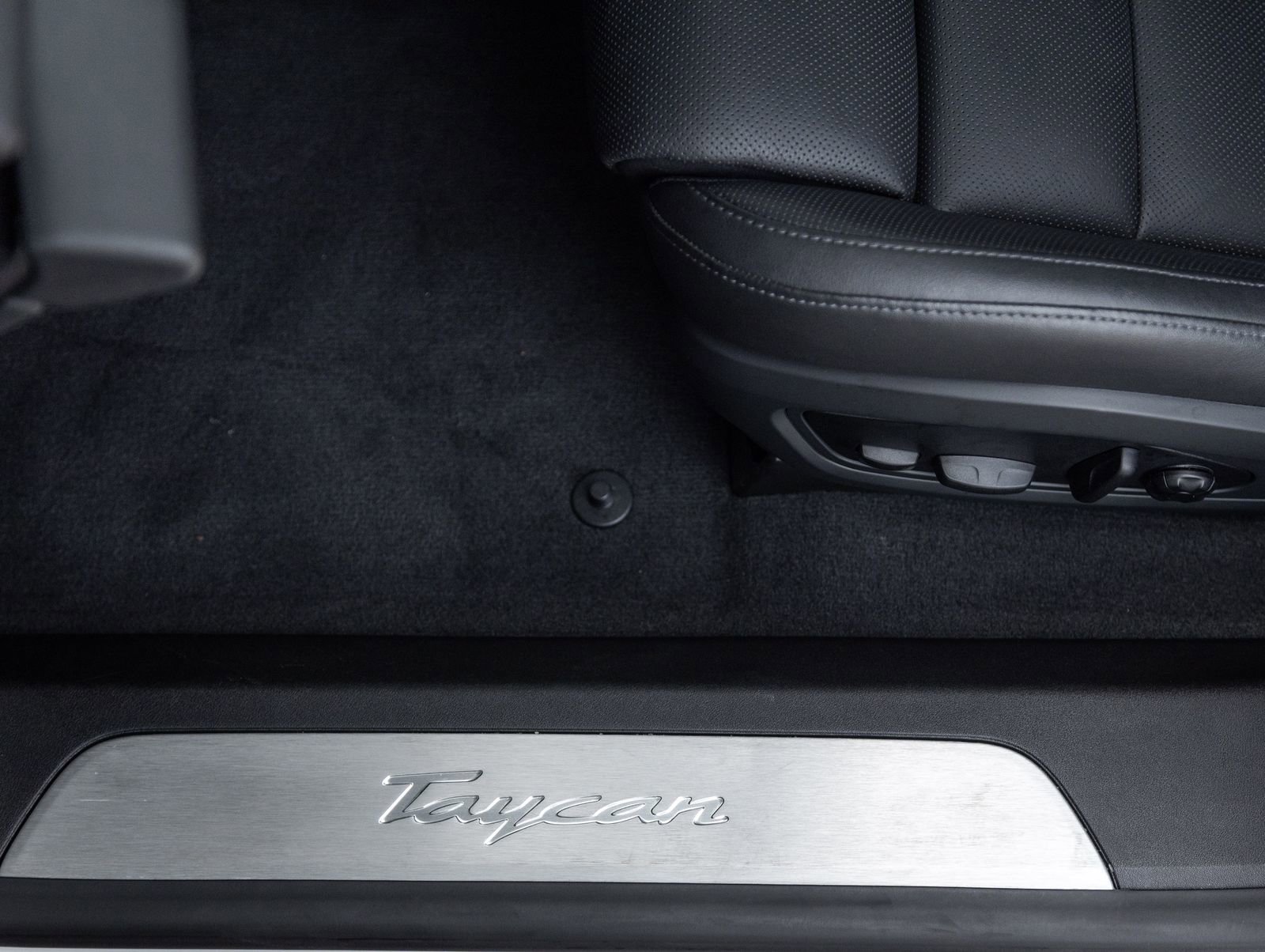 Certified 2025 Porsche Taycan w/ Premium Package RWD image 22
