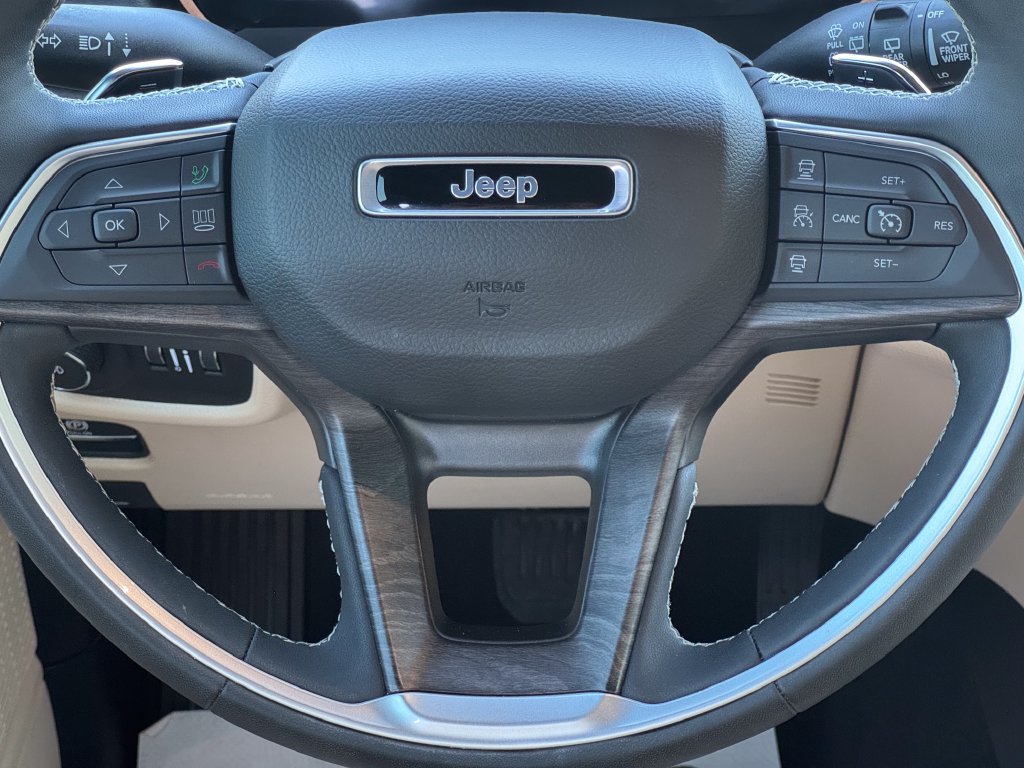 Used 2025 Jeep Grand Cherokee Limited AWD/4WD image 21