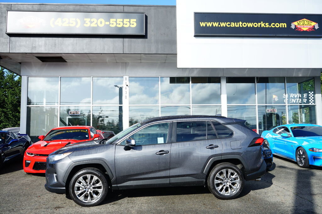 Used 2021 Toyota RAV4 XLE Premium image 2