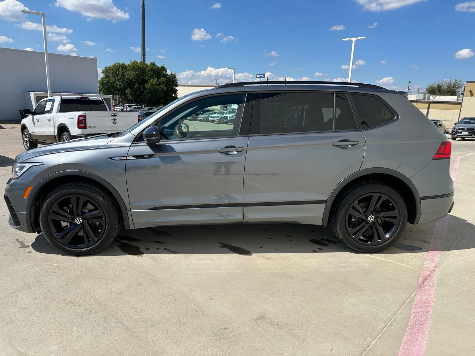 Used 2024 Volkswagen Tiguan SE R-Line w/ MDO Package, Three-Row FWD image 4