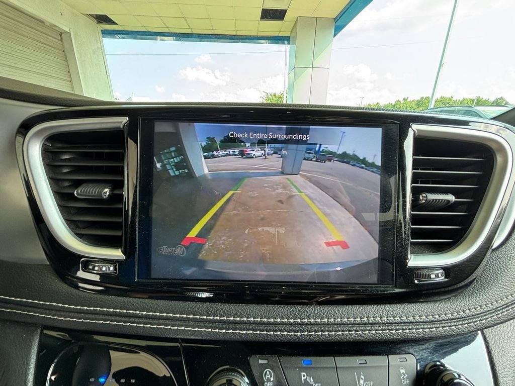 Used 2025 Chrysler Pacifica Limited FWD image 21