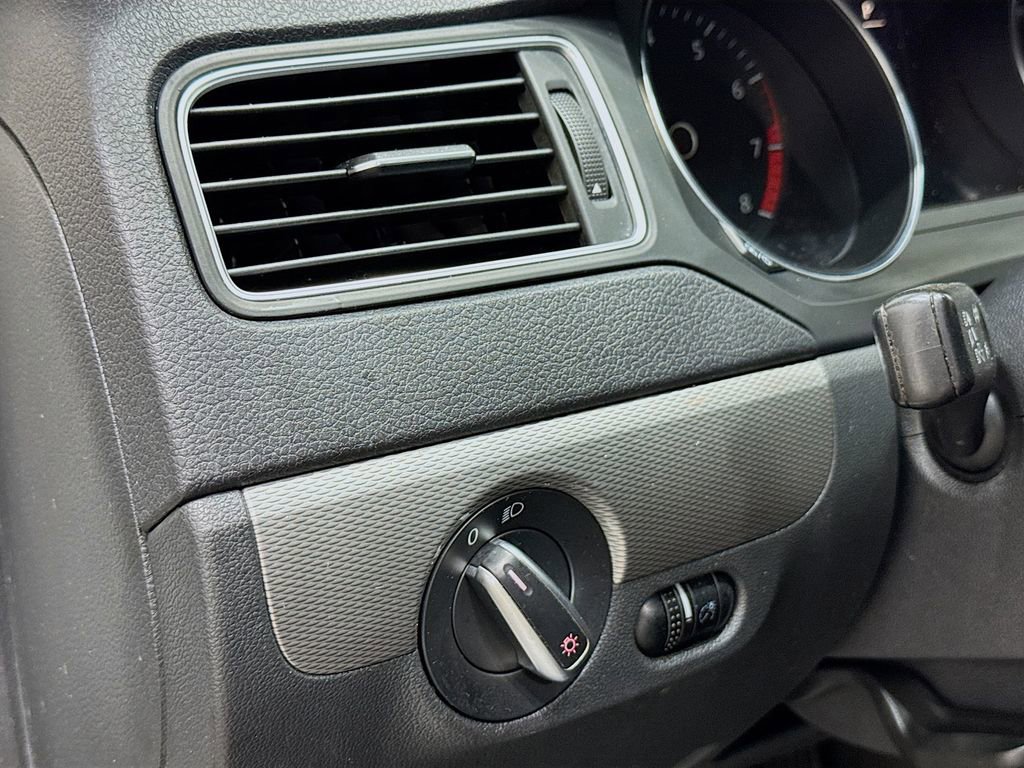 Used 2017 Volkswagen Jetta SE image 15