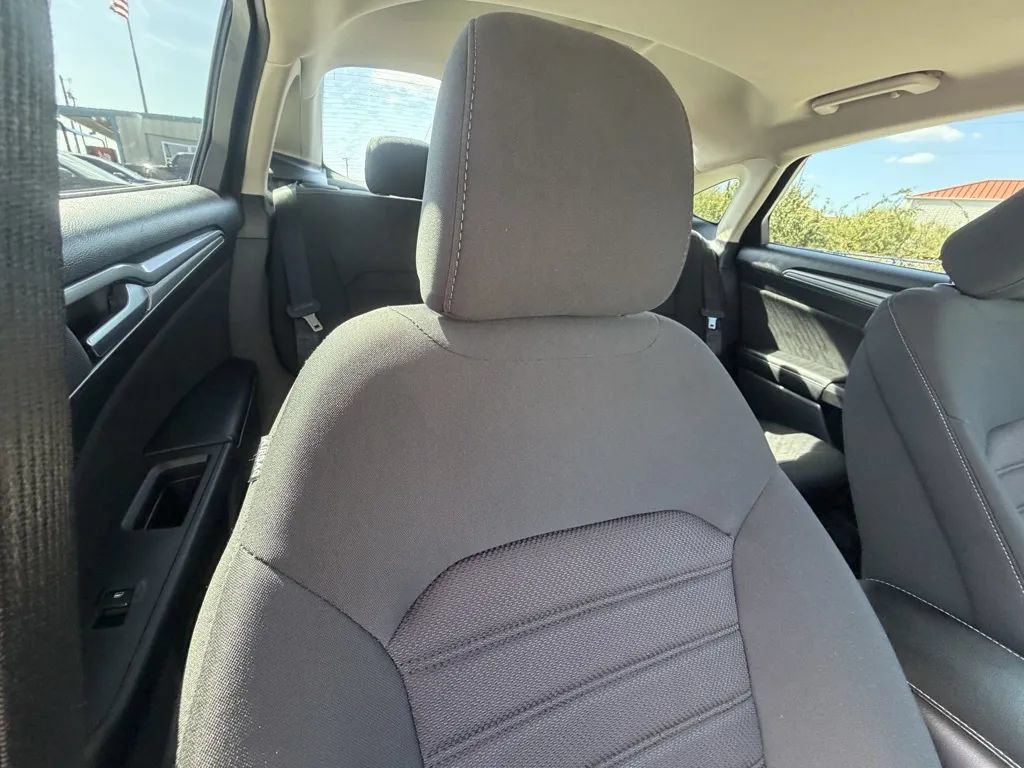Used 2020 Ford Fusion SE FWD image 31