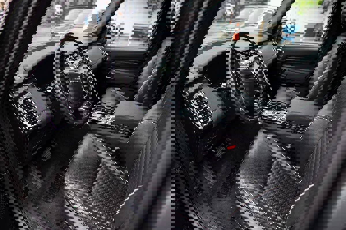 Used 2019 Land Rover Discovery HSE image 17