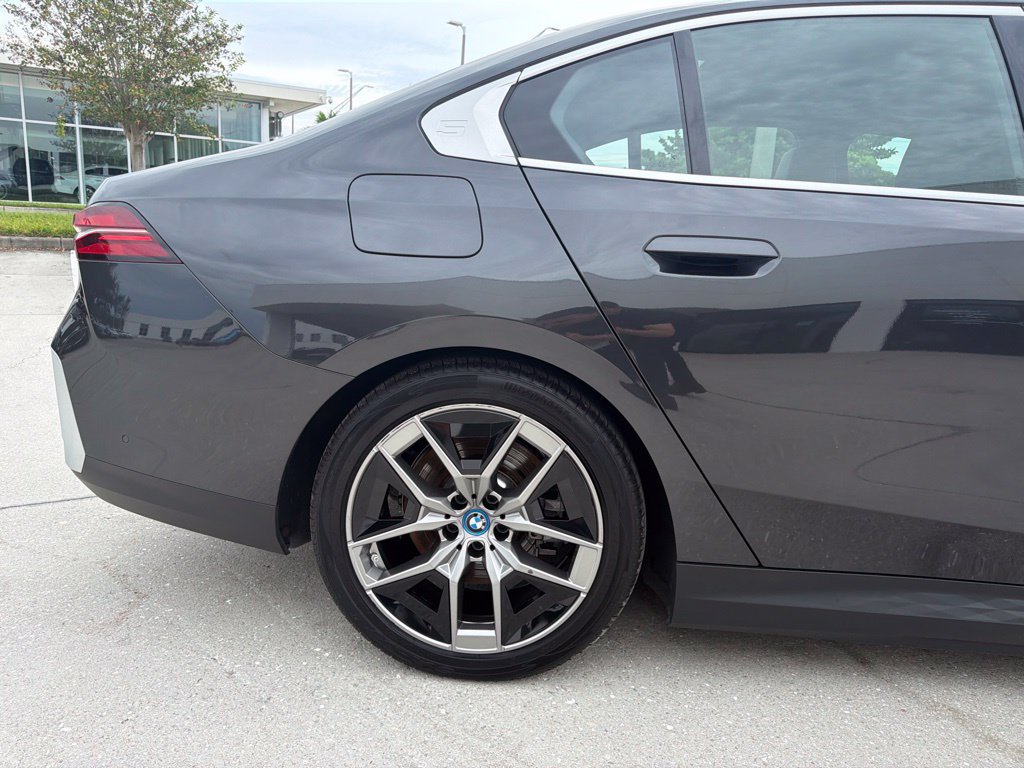 Used 2024 BMW i5 eDrive40i w/ Premium Package RWD image 9