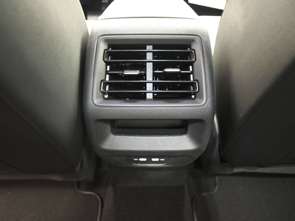 Used 2025 Volkswagen Tiguan SE FWD image 20