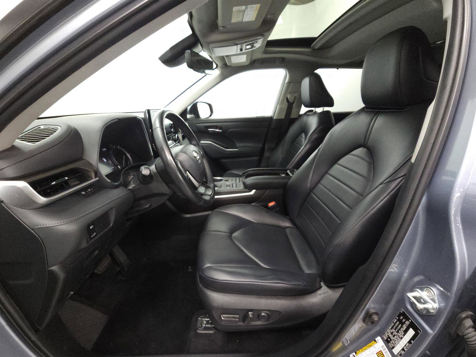 Used 2022 Toyota Highlander XLE AWD/4WD image 4