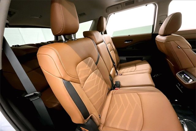 New 2025 Nissan Pathfinder Platinum image 32