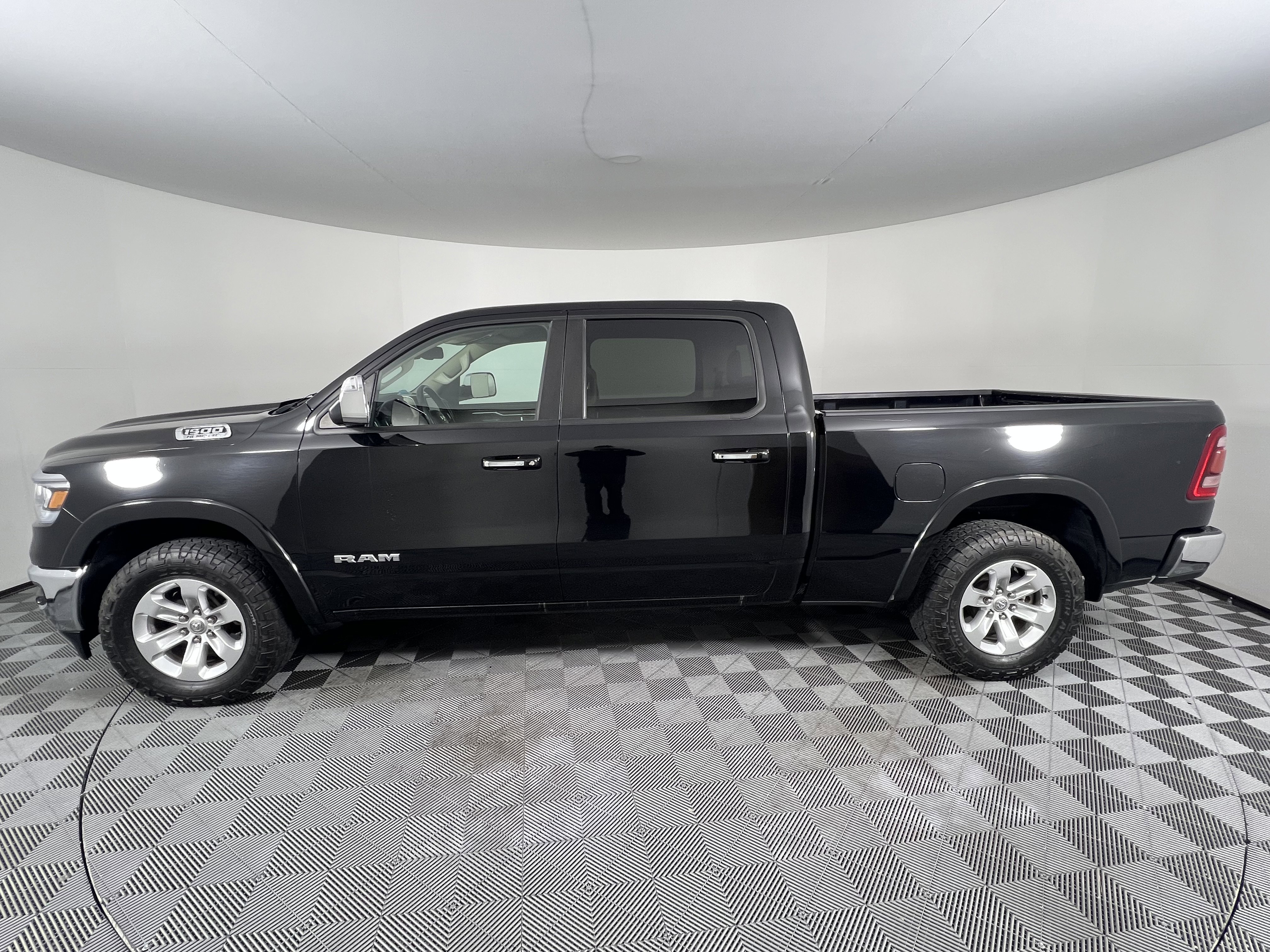 Used 2020 RAM 1500 Laramie AWD/4WD image 9