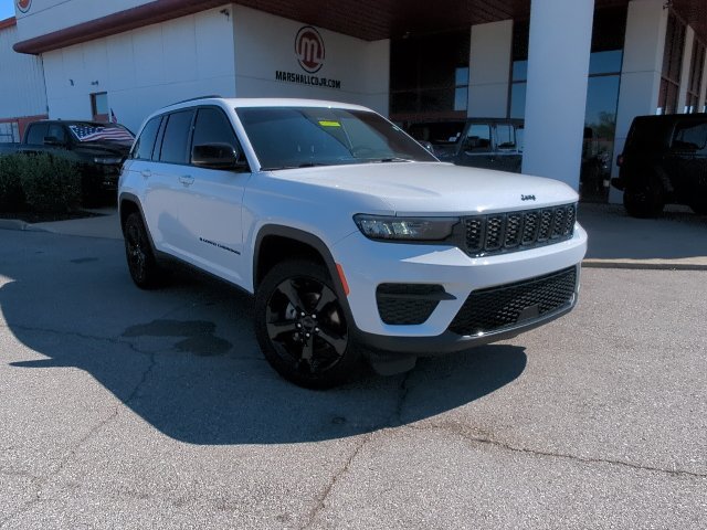 Used 2024 Jeep Grand Cherokee Altitude AWD/4WD image 3