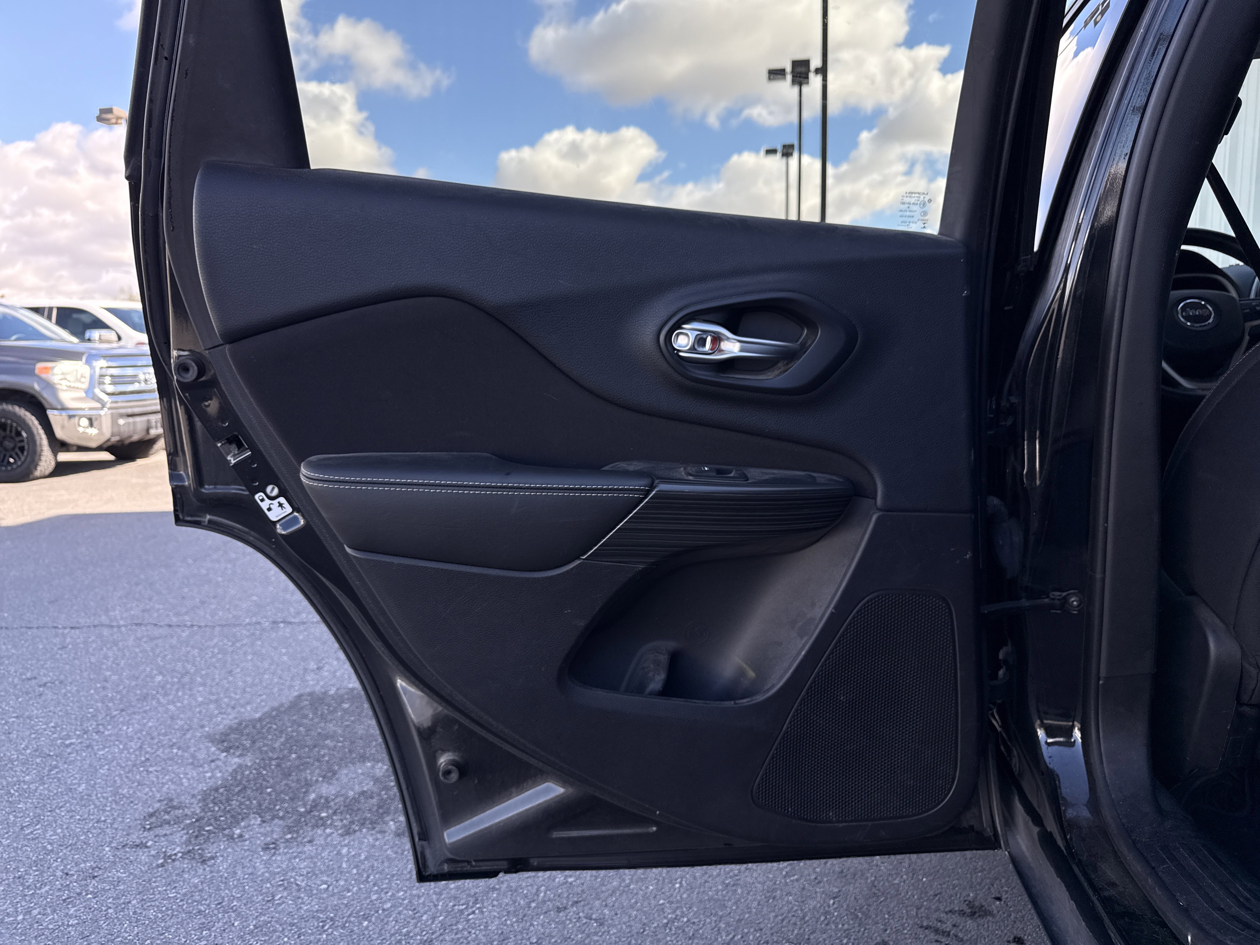 Used 2016 Jeep Cherokee Latitude w/ Comfort/Convenience Group image 16