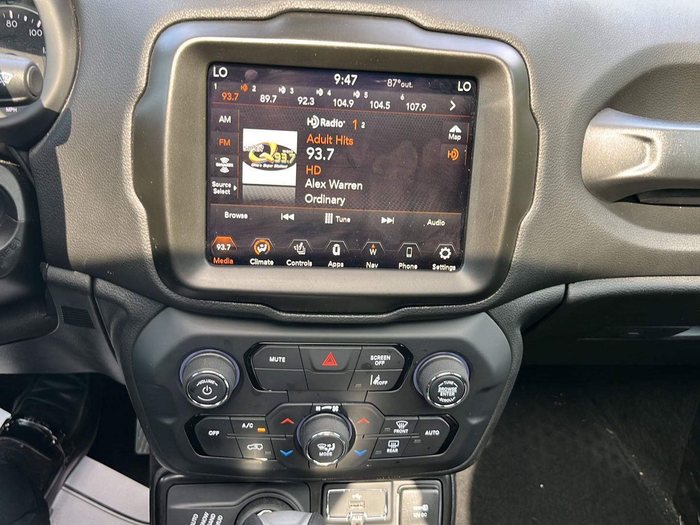 Used 2023 Jeep Renegade Latitude w/ Sun/Sound Group AWD/4WD image 17