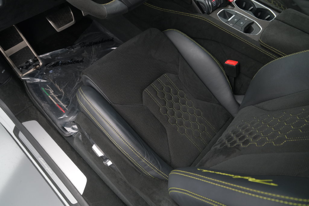 Used 2024 Lamborghini Urus Performante AWD/4WD image 14