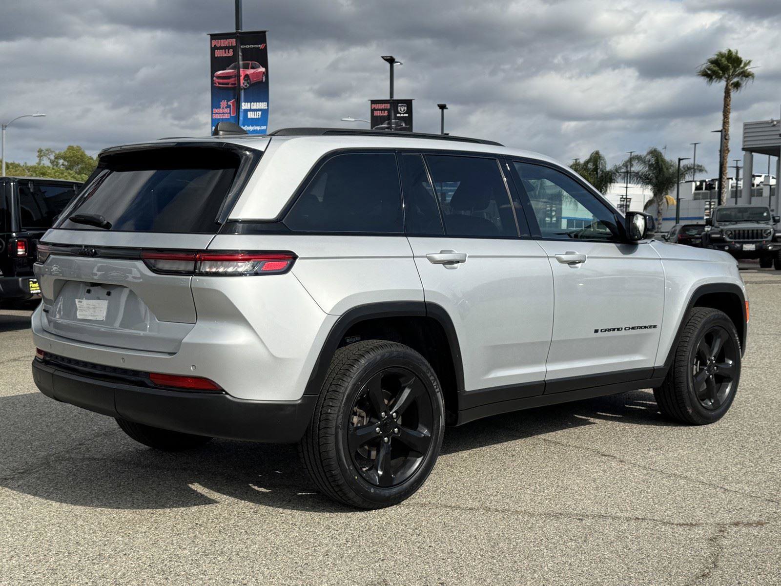 Used 2023 Jeep Grand Cherokee Altitude AWD/4WD image 6