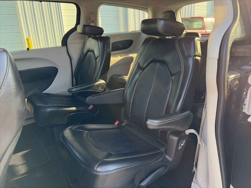 Used 2024 Chrysler Pacifica Touring-L image 12