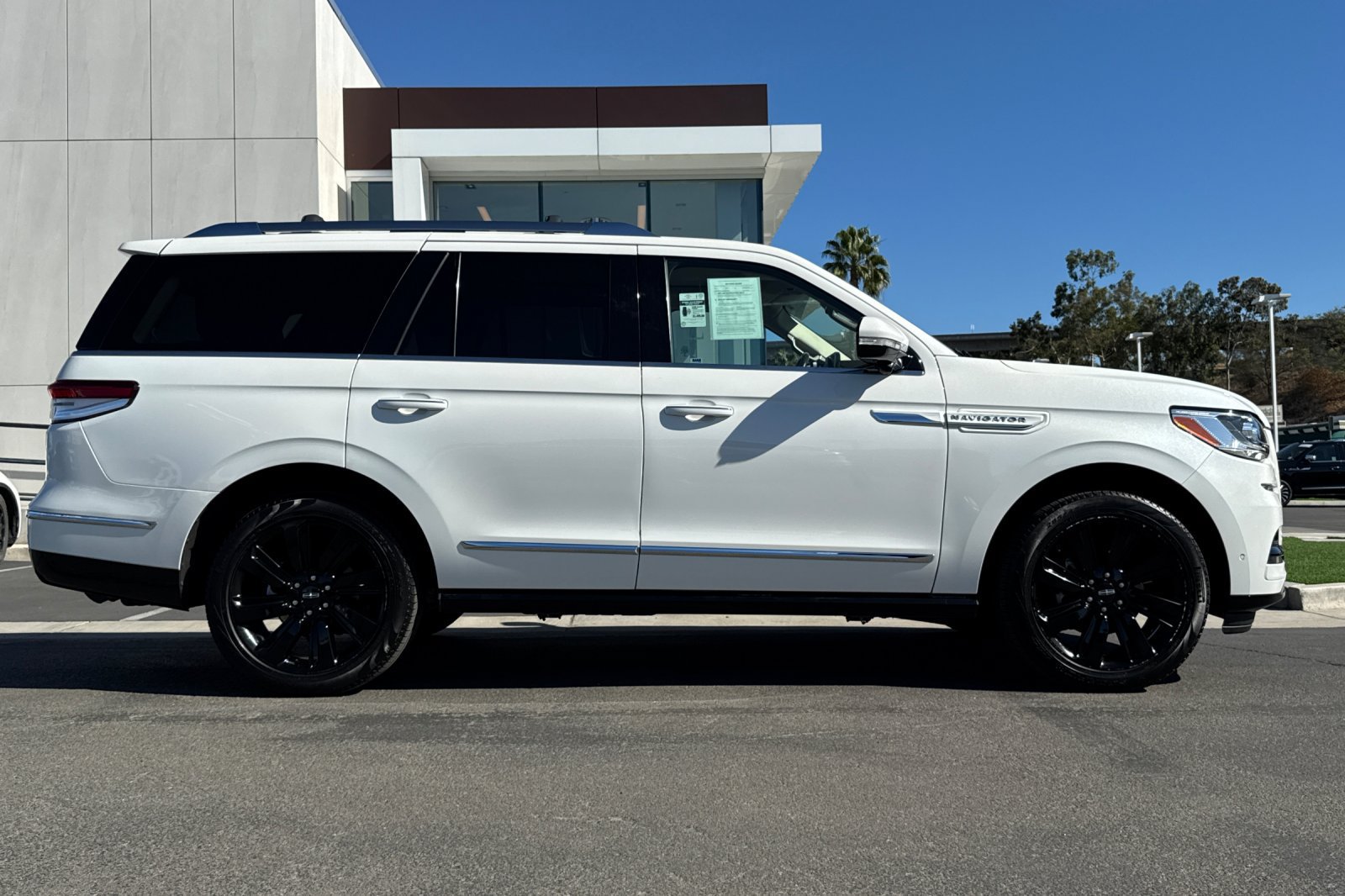 Used 2022 Lincoln Navigator Reserve AWD/4WD image 2