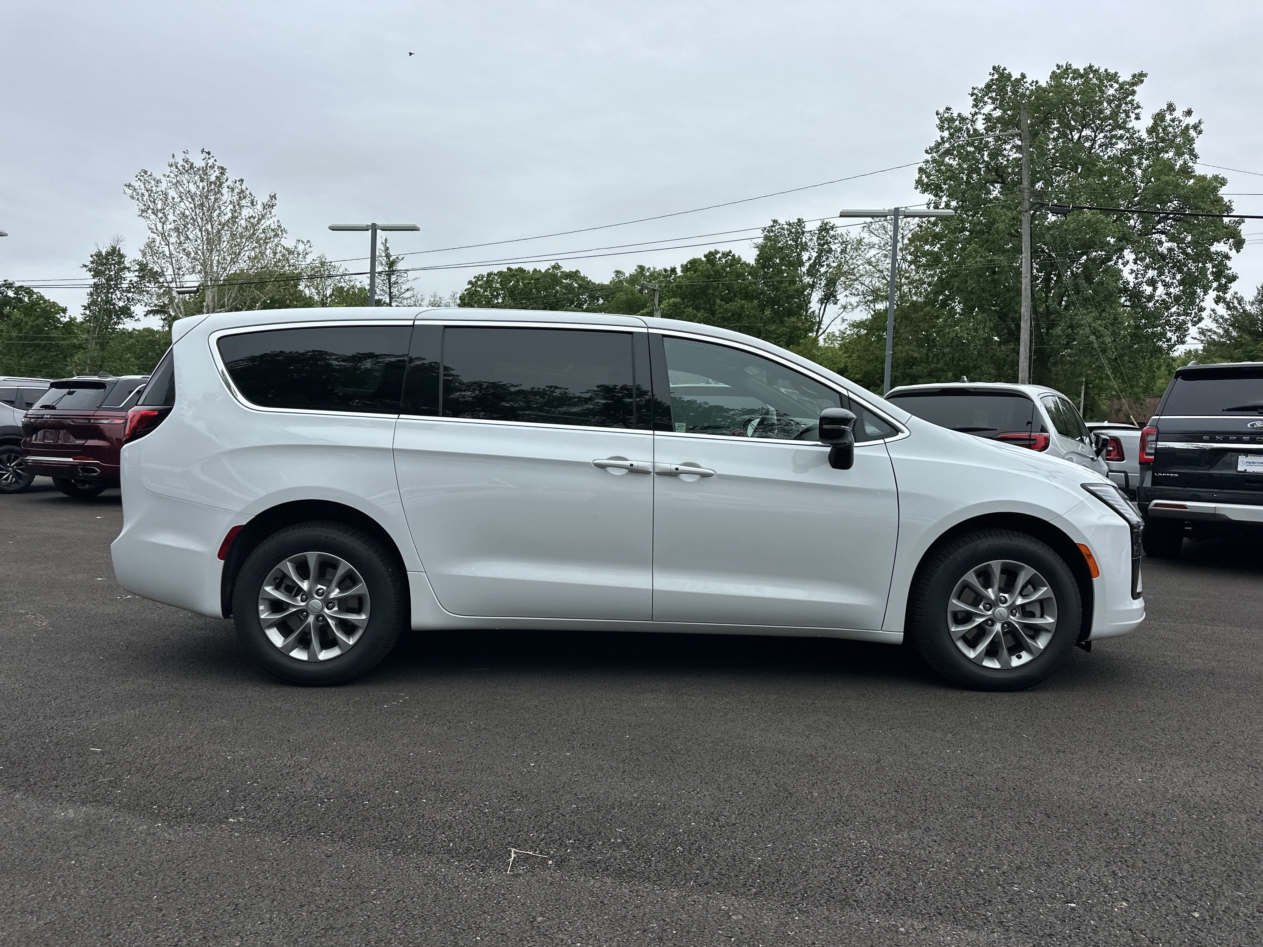 New 2027 Chrysler Pacifica Select AWD/4WD image 17