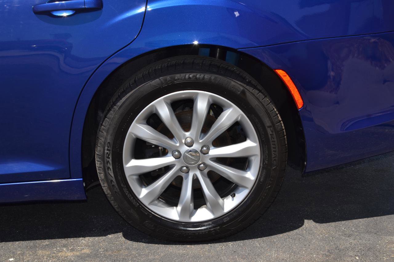 Used 2018 Chrysler 300 Touring L AWD/4WD image 60