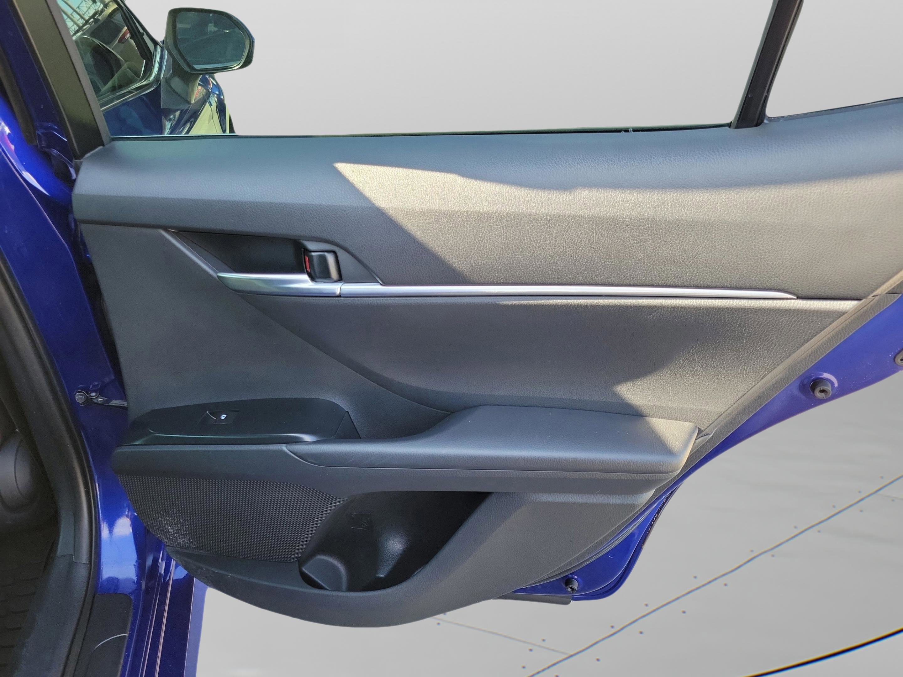 Used 2018 Toyota Camry LE image 29