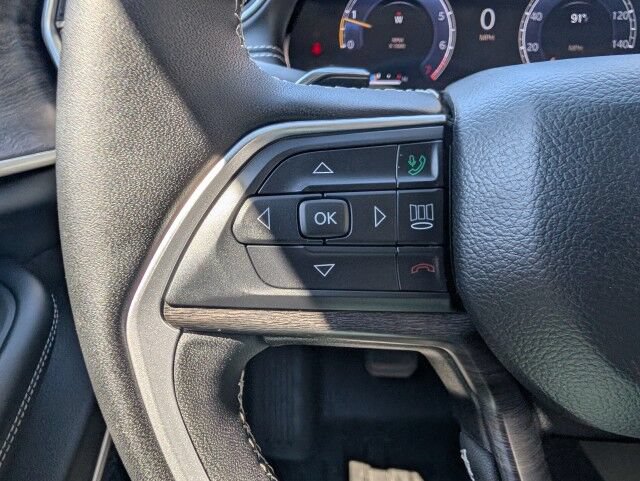 Used 2024 Jeep Grand Cherokee Limited w/ Black Appearance Package AWD/4WD image 12