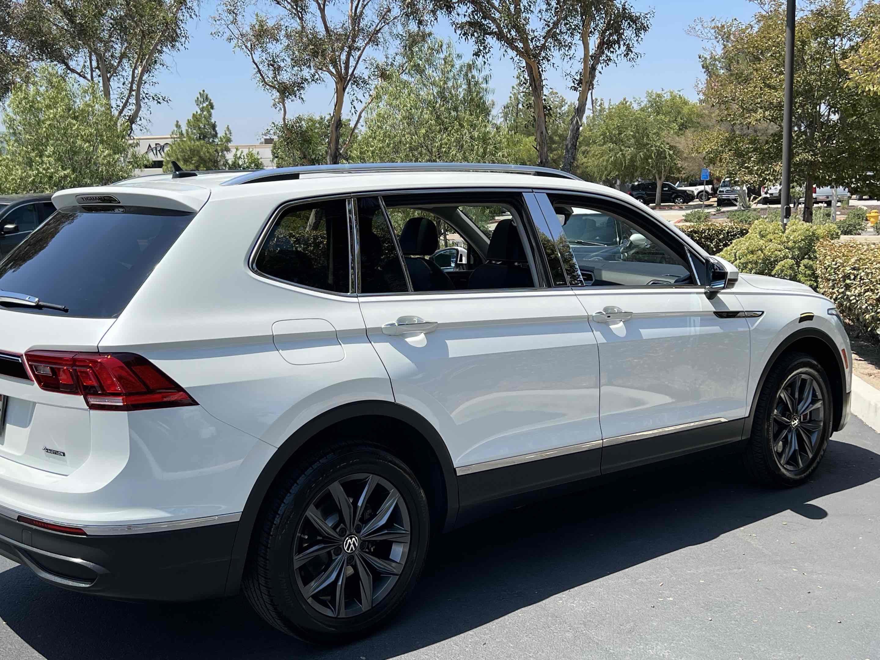 Used 2023 Volkswagen Tiguan SE w/ Panoramic Sunroof Package image 55