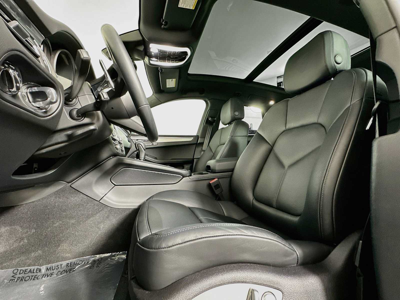 Certified 2026 Porsche Macan AWD/4WD image 5