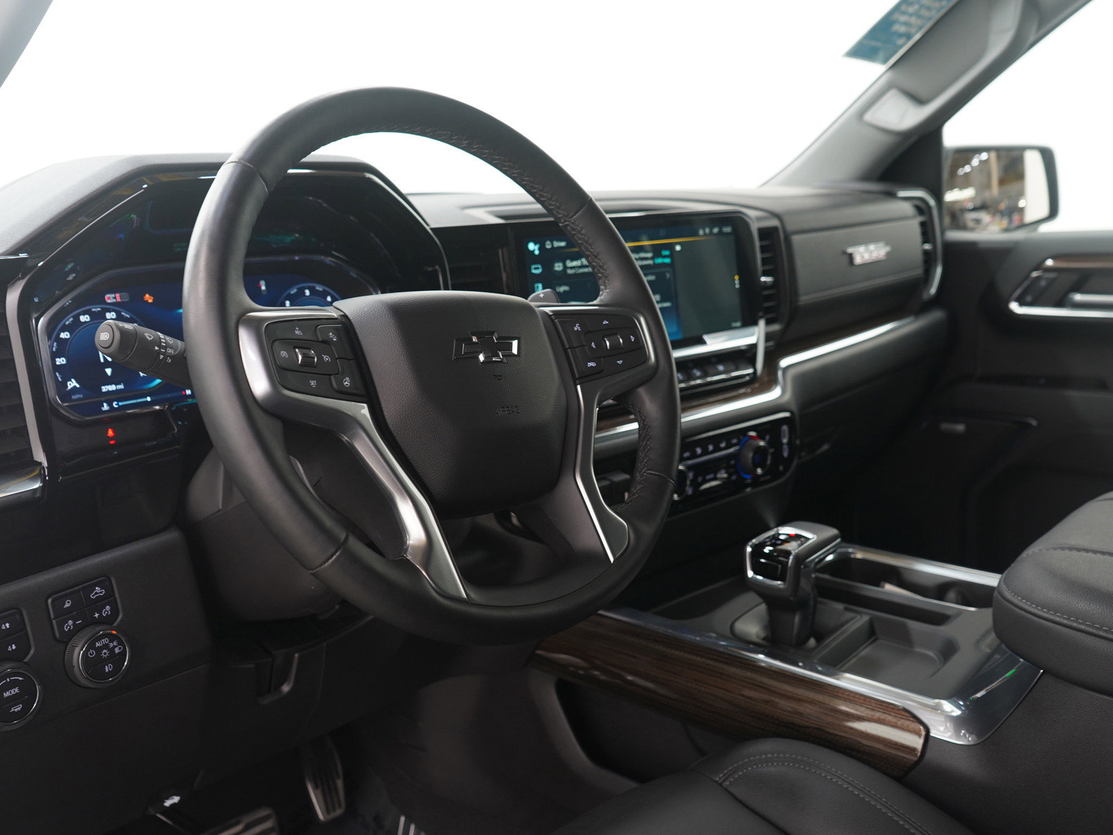 Used 2024 Chevrolet Silverado 1500 LT Trail Boss w/ LT Trail Boss Premium Package AWD/4WD image 25