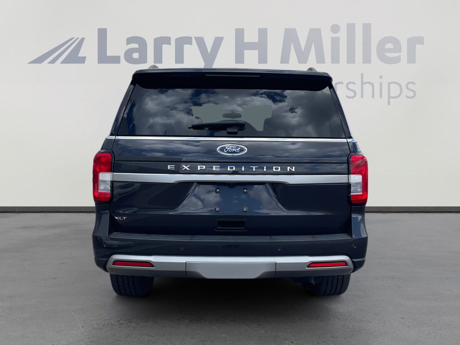 Used 2024 Ford Expedition XLT RWD image 4