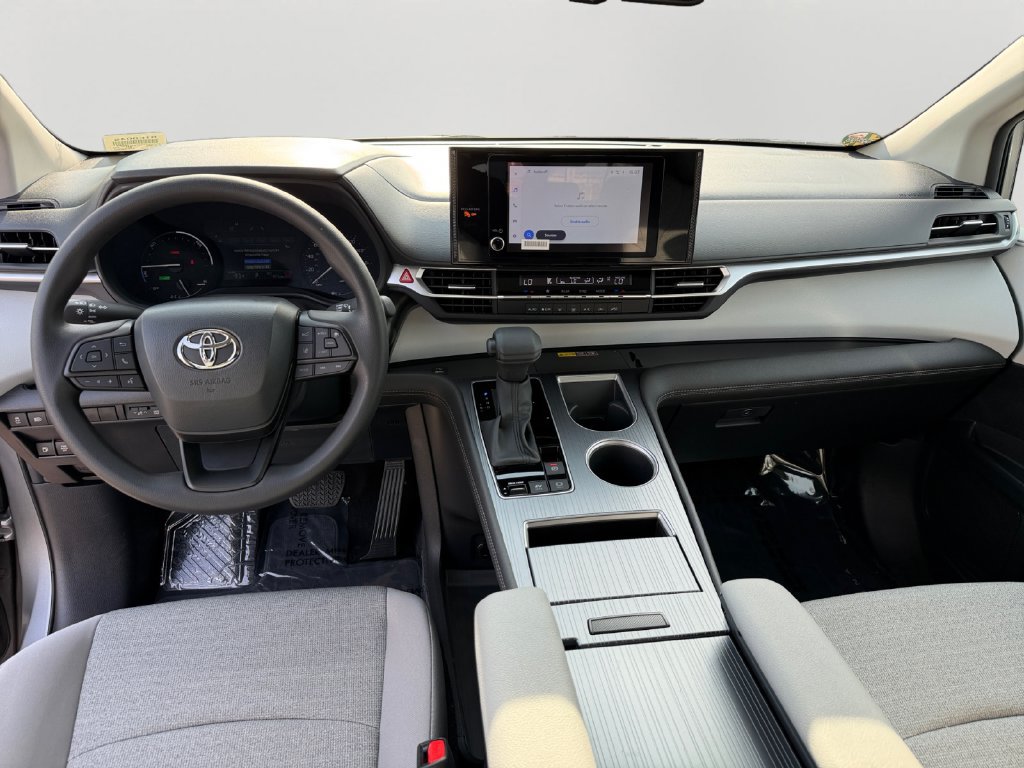 Used 2026 Toyota Sienna LE AWD/4WD image 15