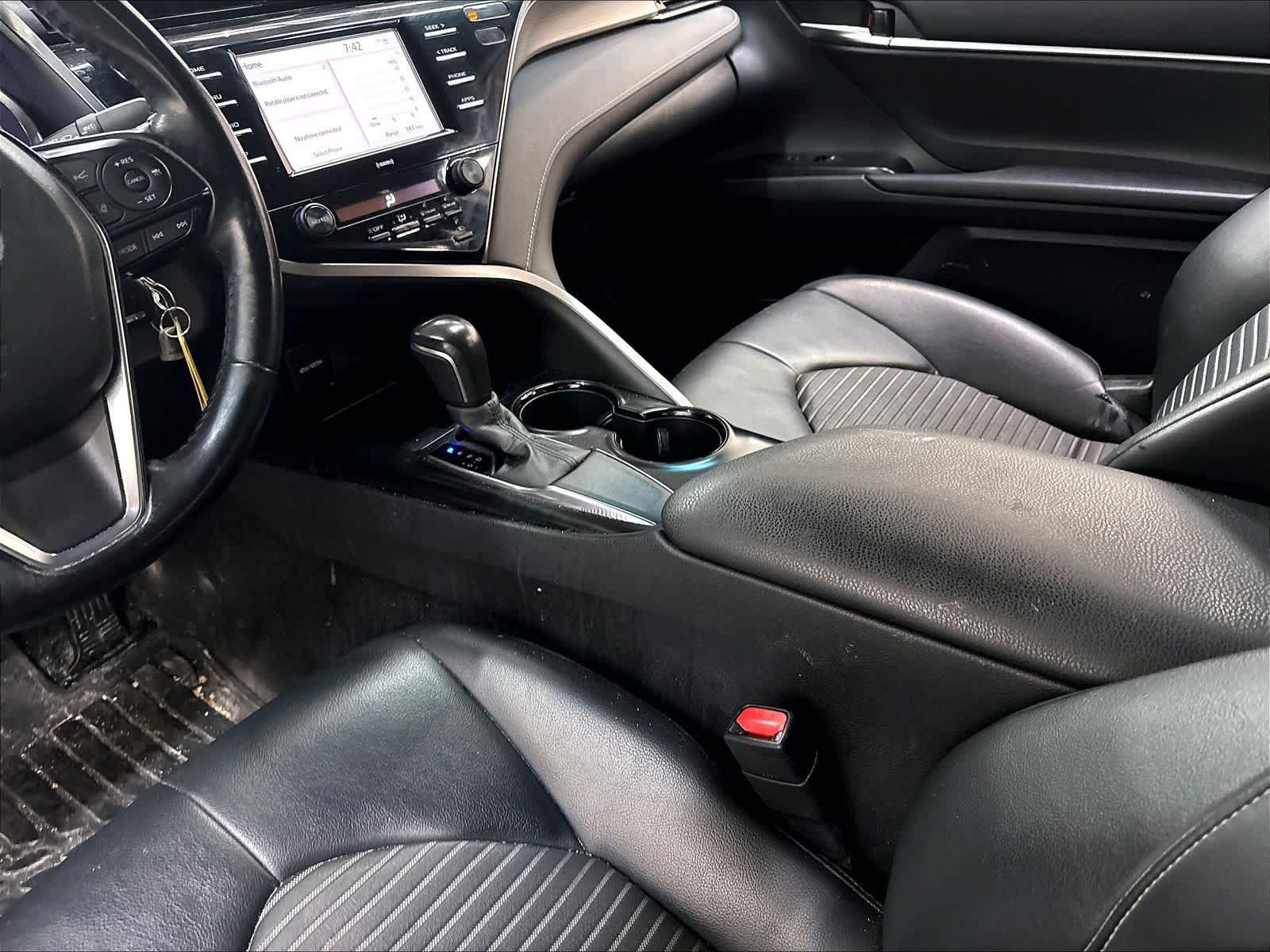 Used 2020 Toyota Camry SE FWD image 19