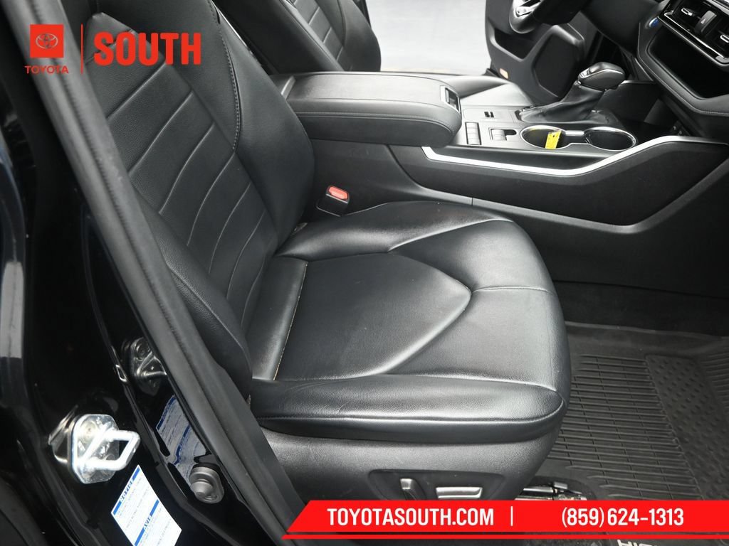 Used 2020 Toyota Highlander XLE AWD/4WD image 35