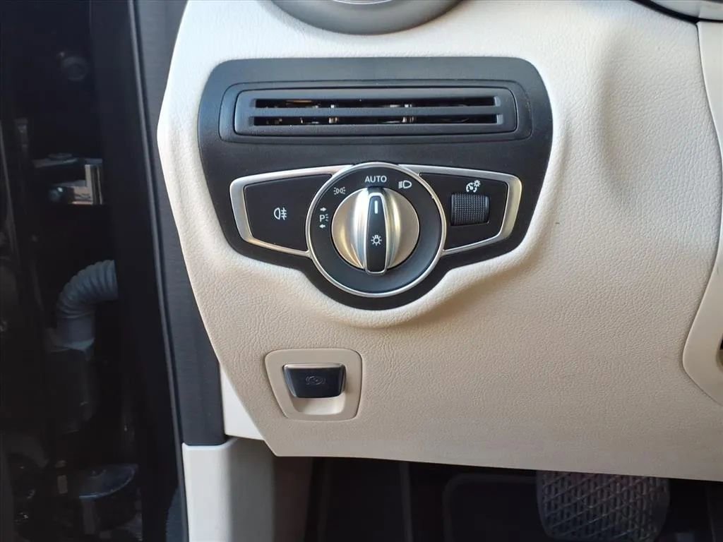 Used 2022 Mercedes-Benz GLC 300 4MATIC image 29